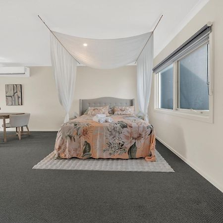 Cozy Lake Facing Apartment King Bed Cranbourne Exterior photo