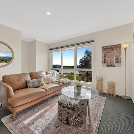 Cozy Lake Facing Apartment King Bed Cranbourne Exterior photo