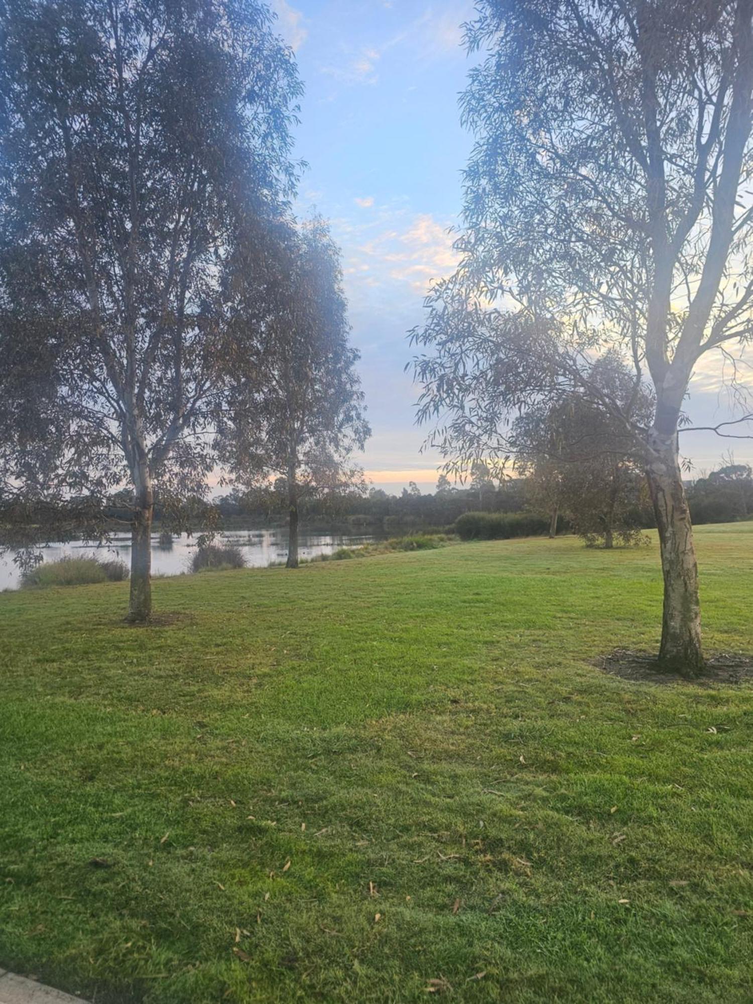 Cozy Lake Facing Apartment King Bed Cranbourne Exterior photo