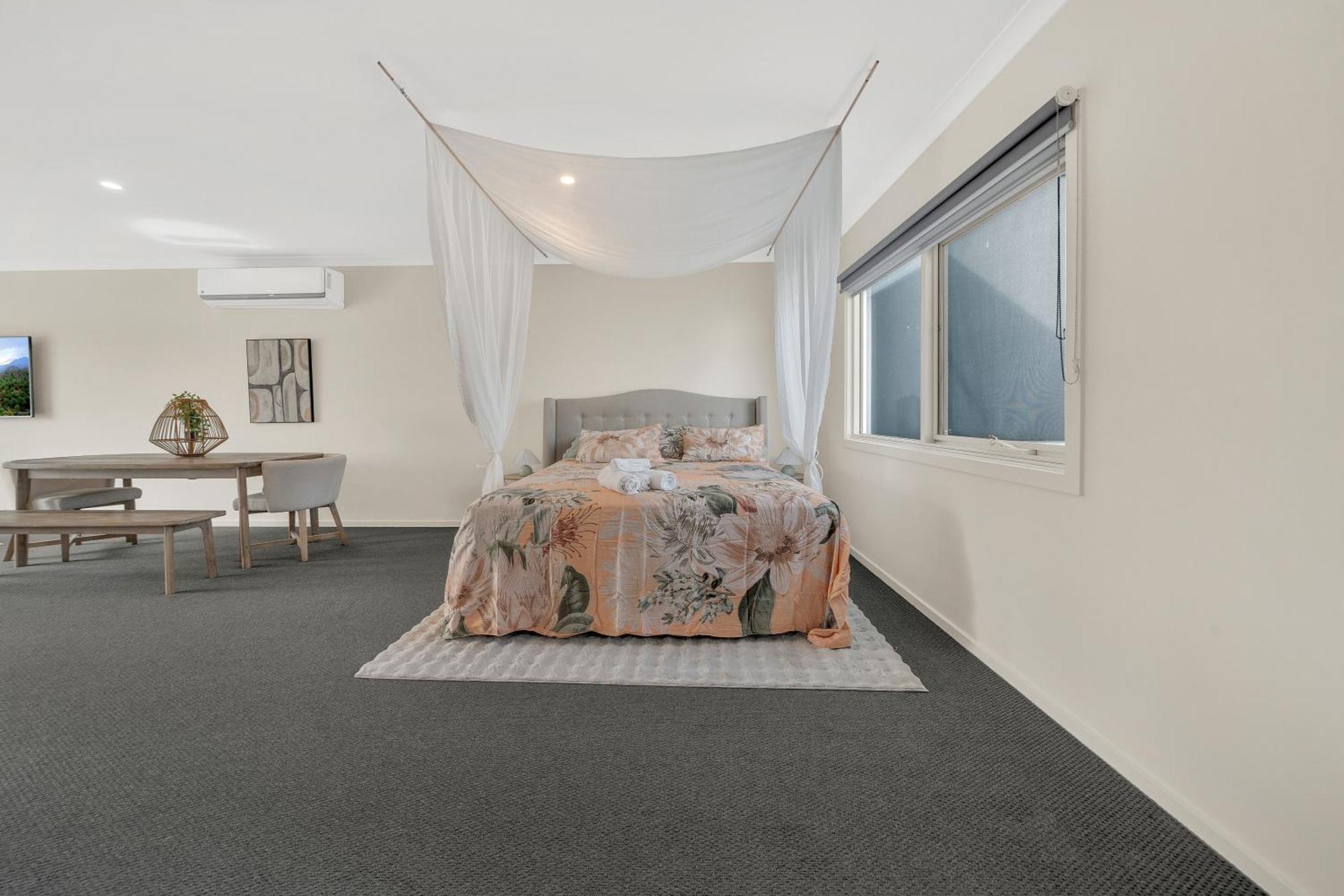 Cozy Lake Facing Apartment King Bed Cranbourne Exterior photo