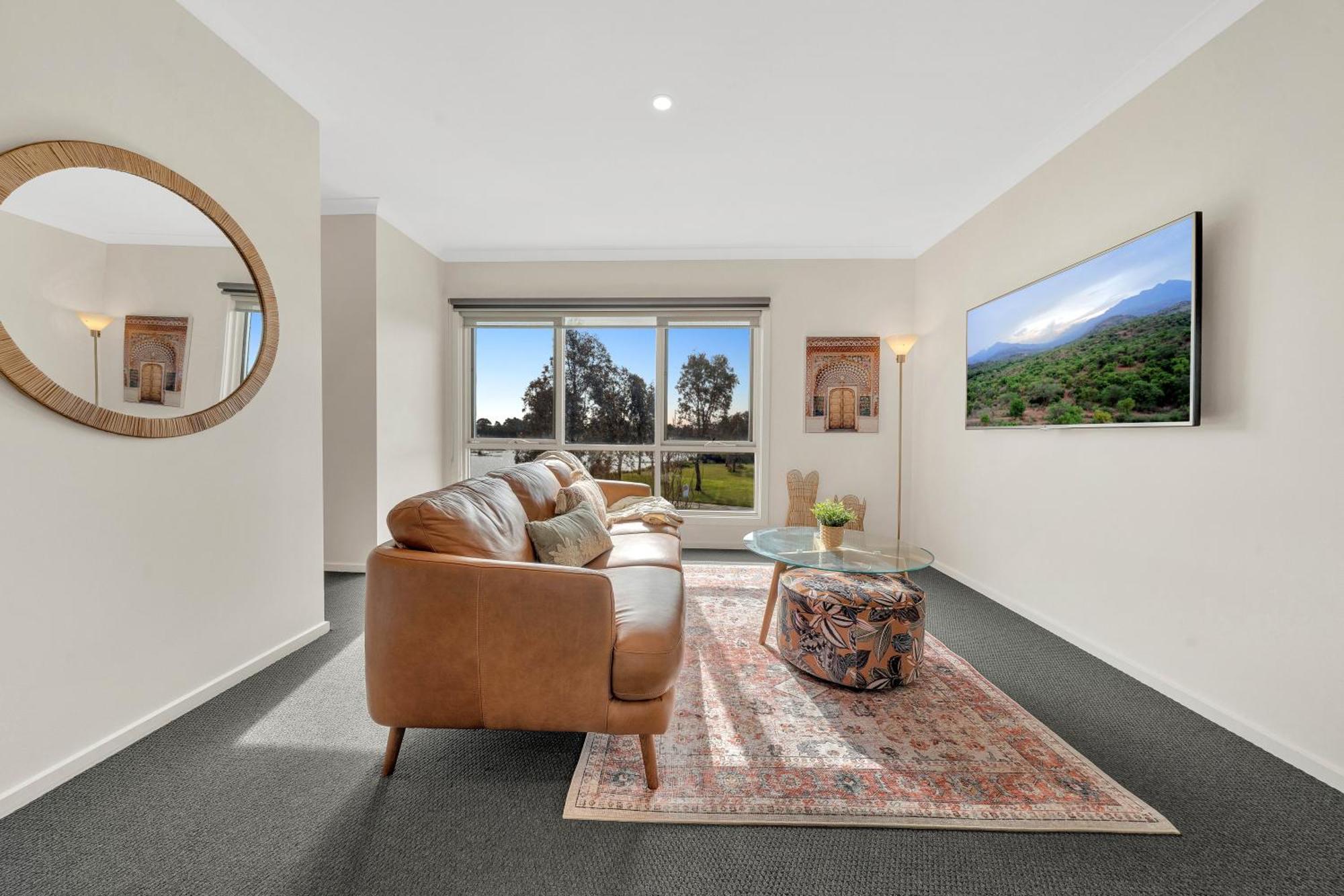 Cozy Lake Facing Apartment King Bed Cranbourne Exterior photo