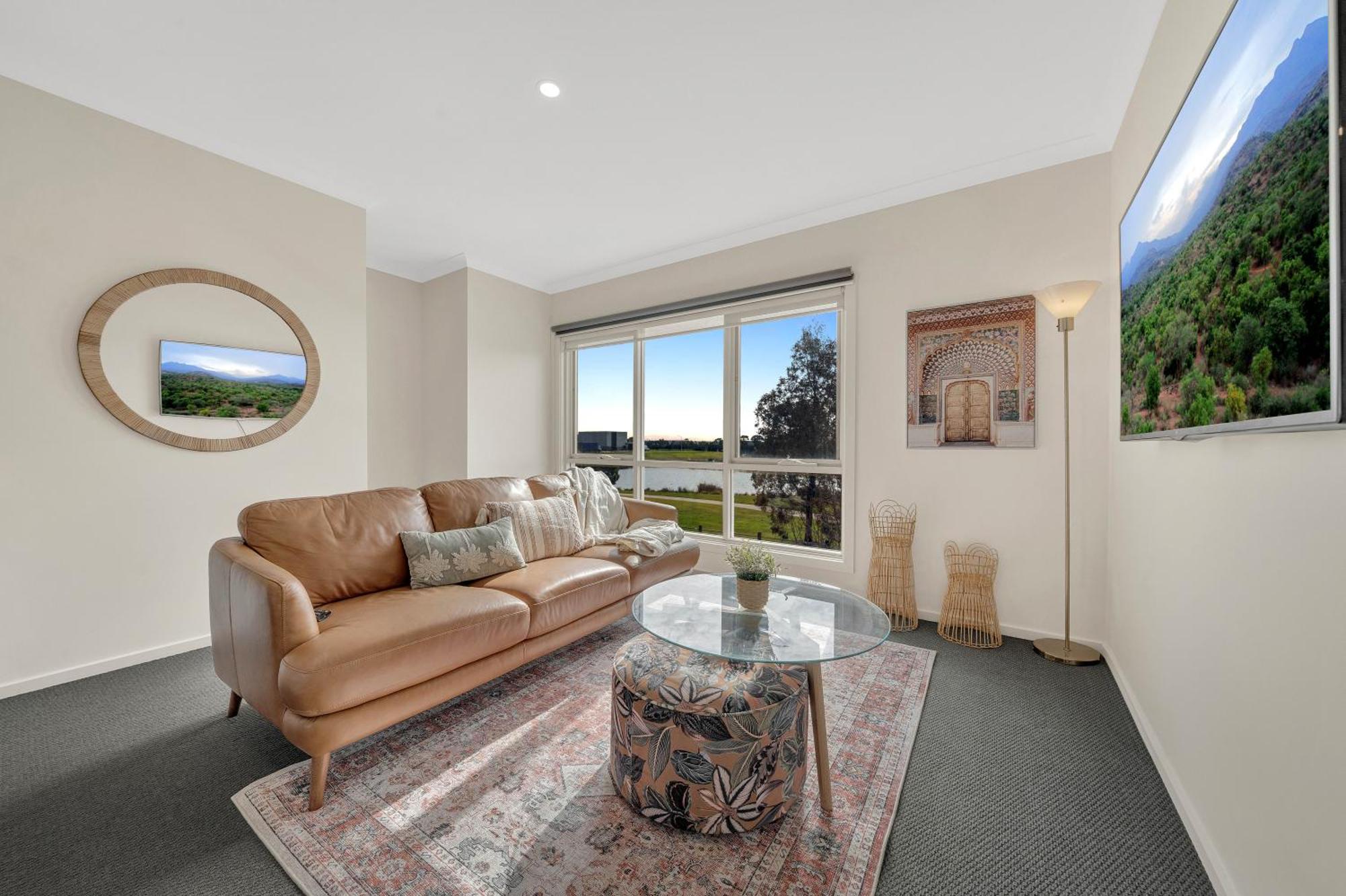 Cozy Lake Facing Apartment King Bed Cranbourne Exterior photo