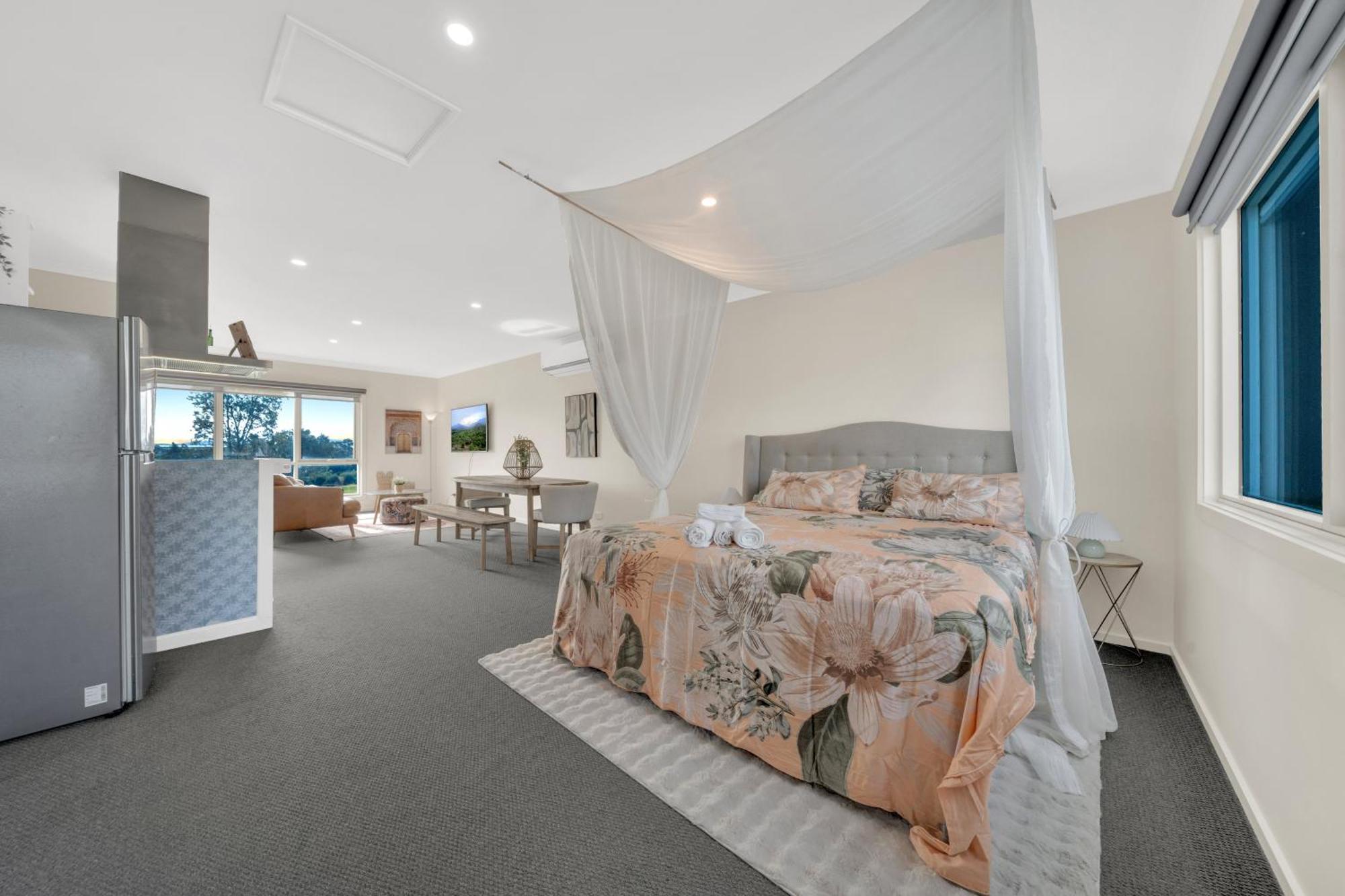 Cozy Lake Facing Apartment King Bed Cranbourne Exterior photo