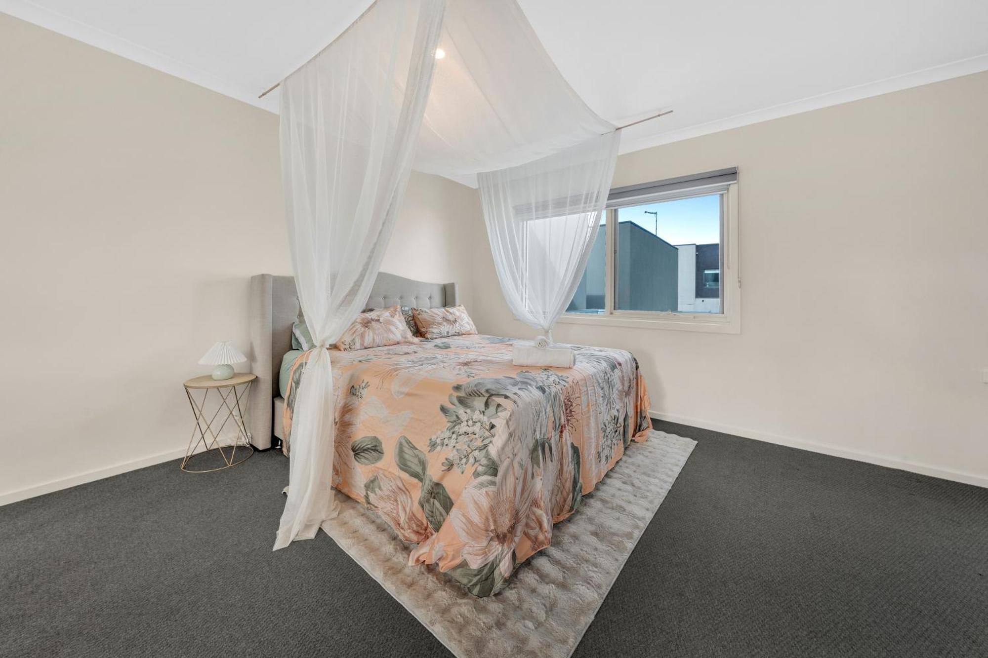 Cozy Lake Facing Apartment King Bed Cranbourne Exterior photo